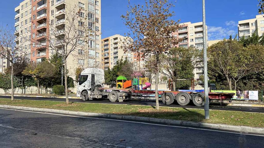 Tırlar Mahalle Aralarına Park Ediliyor.