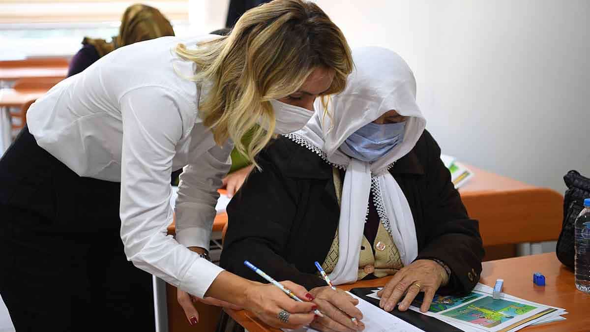 Beylikdüzü’nde Okuma Yazma Bilmeyen Kalmayacak 3 Beylikdüzü Belediyesi Okuma Yazma Kursu 6